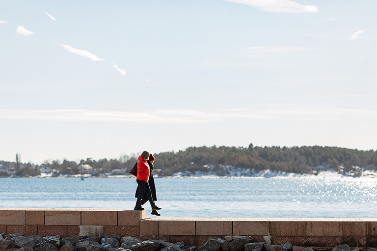 Two girls walkint close to the fjord